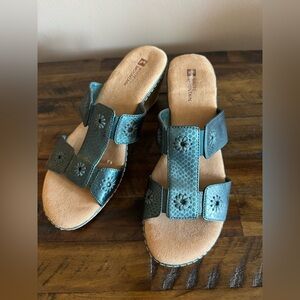 White Mountain Women's Blue Floral Sandals